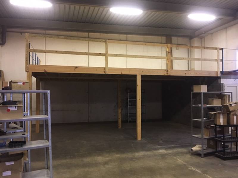 Création d'une mezzanine sur-mesure en bois local dans un garage sur la  commune de Parentis-en-Born - Artisans charpentiers pour construction bois  à Biscarrosse - Constructions Bois du Nord des Landes