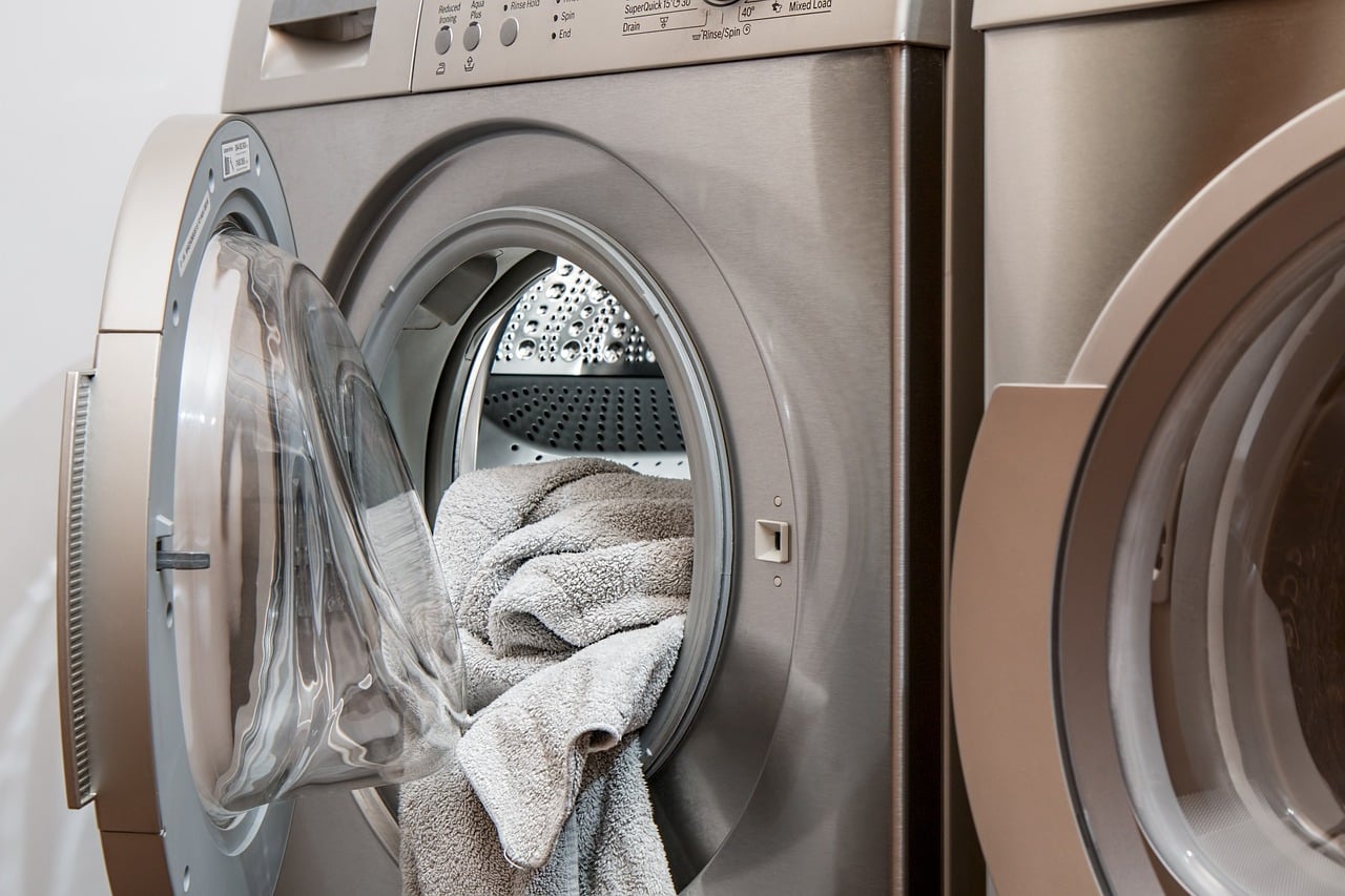 Bicarbonate de soude pour entretenir sa machine à laver : astuces et précautions